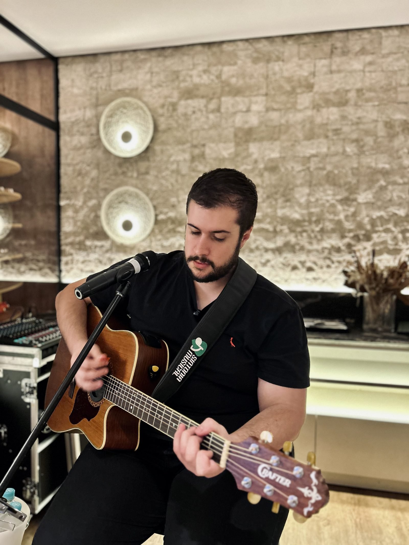 Thiago tocando violão na Sonare Acústico